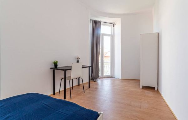 Cozy Single Room 7 with Desk & Balcony Access — photo 17