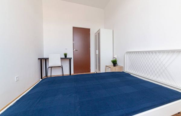 Cozy Single Room 7 with Desk & Balcony Access — photo 36