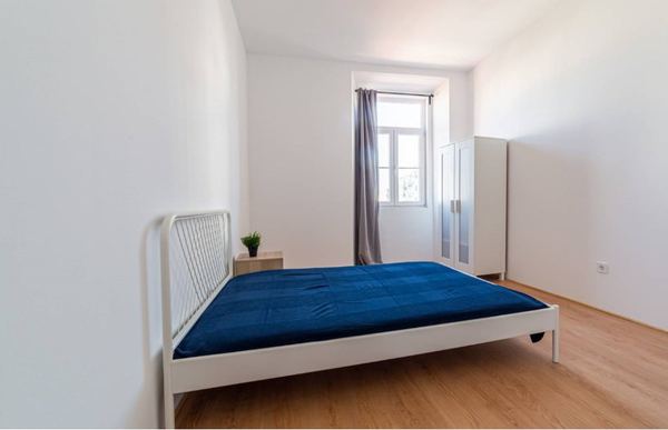 Cozy Single Room 7 with Desk & Balcony Access — photo 37