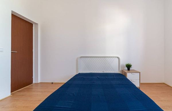 Cozy Single Room 7 with Desk & Balcony Access — photo 38