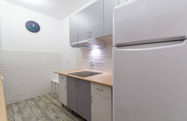 Cozy Single Room 7 with Desk & Balcony Access — photo 7