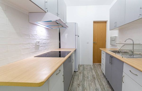 Cozy Single Room 7 with Desk & Balcony Access — photo 8