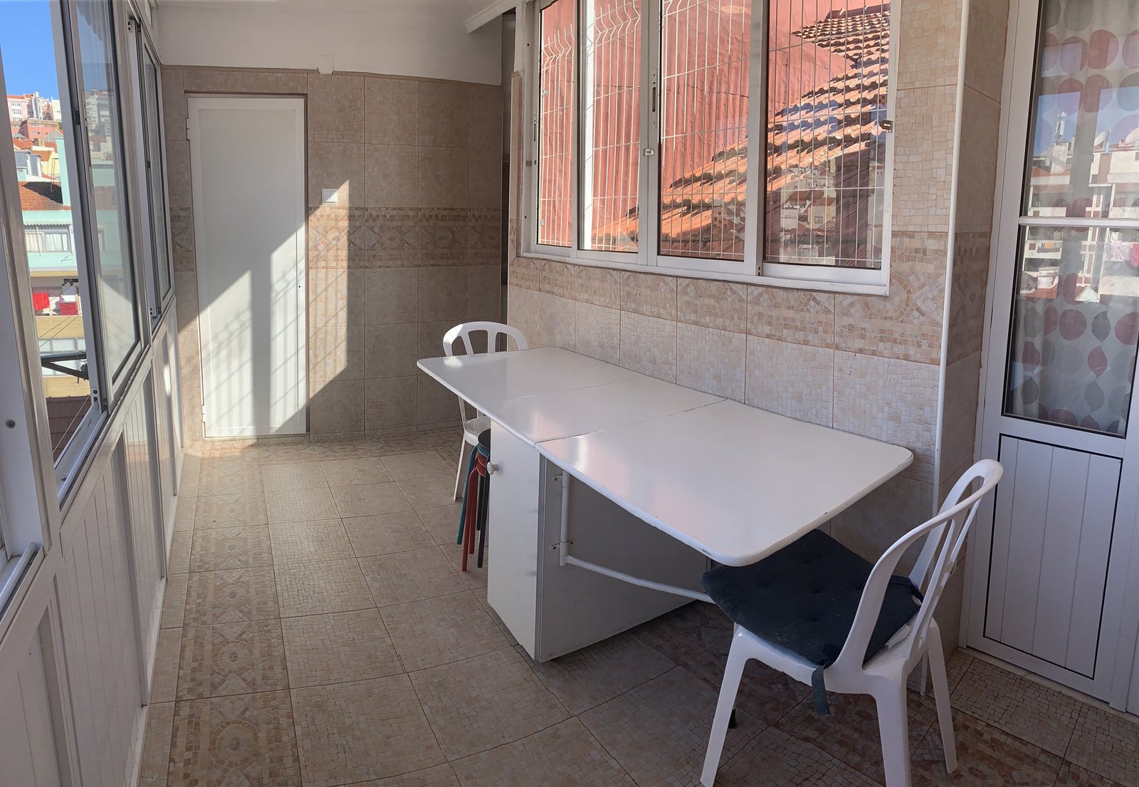 Light-Filled Double Room 1 with Desk & Natural Light — photo 16
