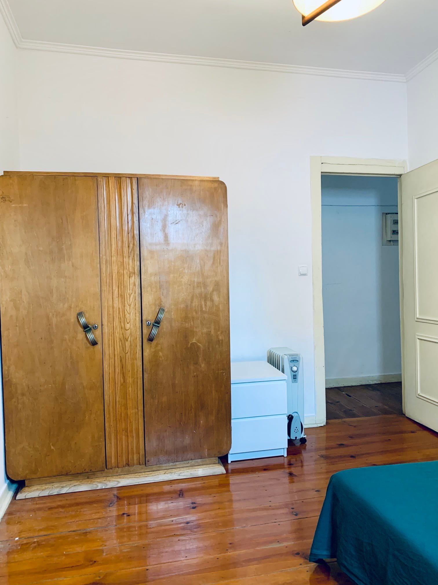 Light-Filled Double Room 1 with Desk & Natural Light — photo 26