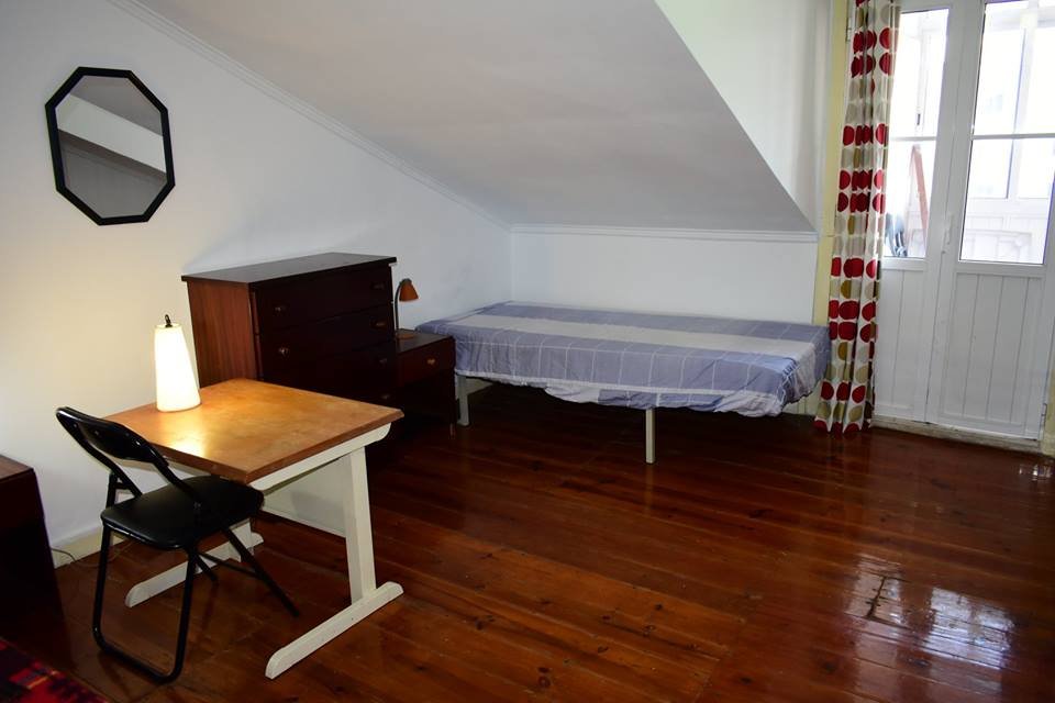 Light-Filled Double Room 1 with Desk & Natural Light — photo 31
