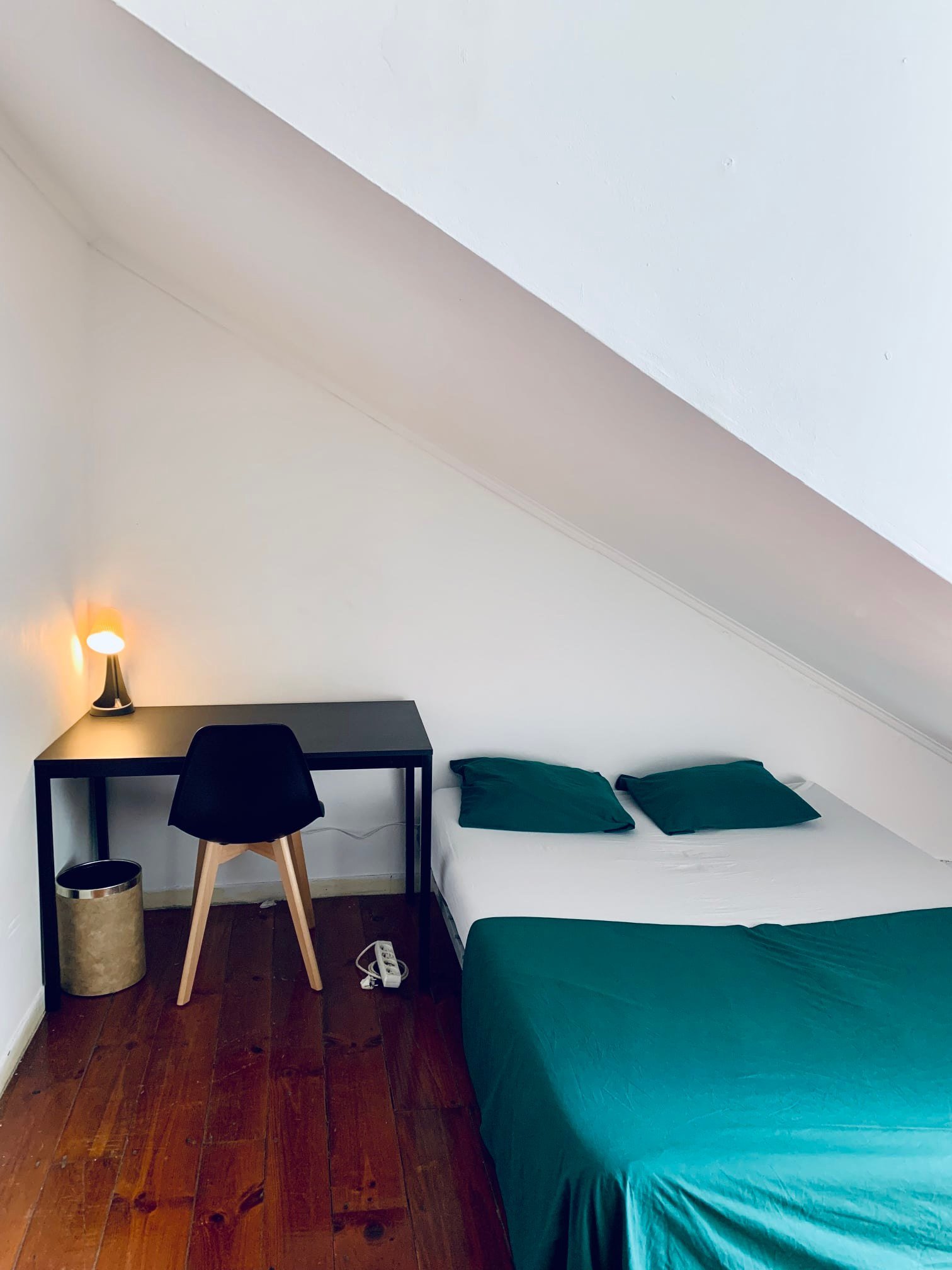 Light-Filled Double Room 1 with Desk & Natural Light