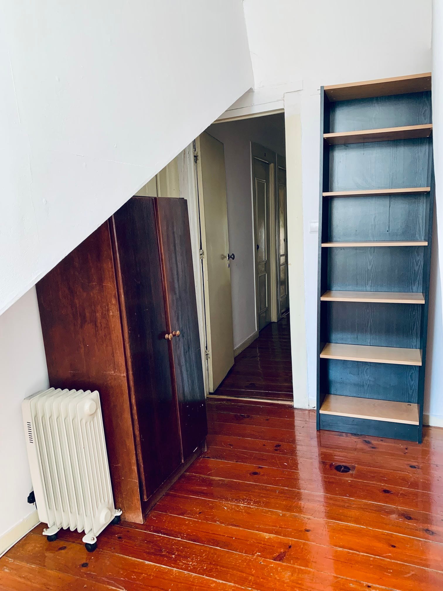 Light-Filled Double Room 1 with Desk & Natural Light — photo 2