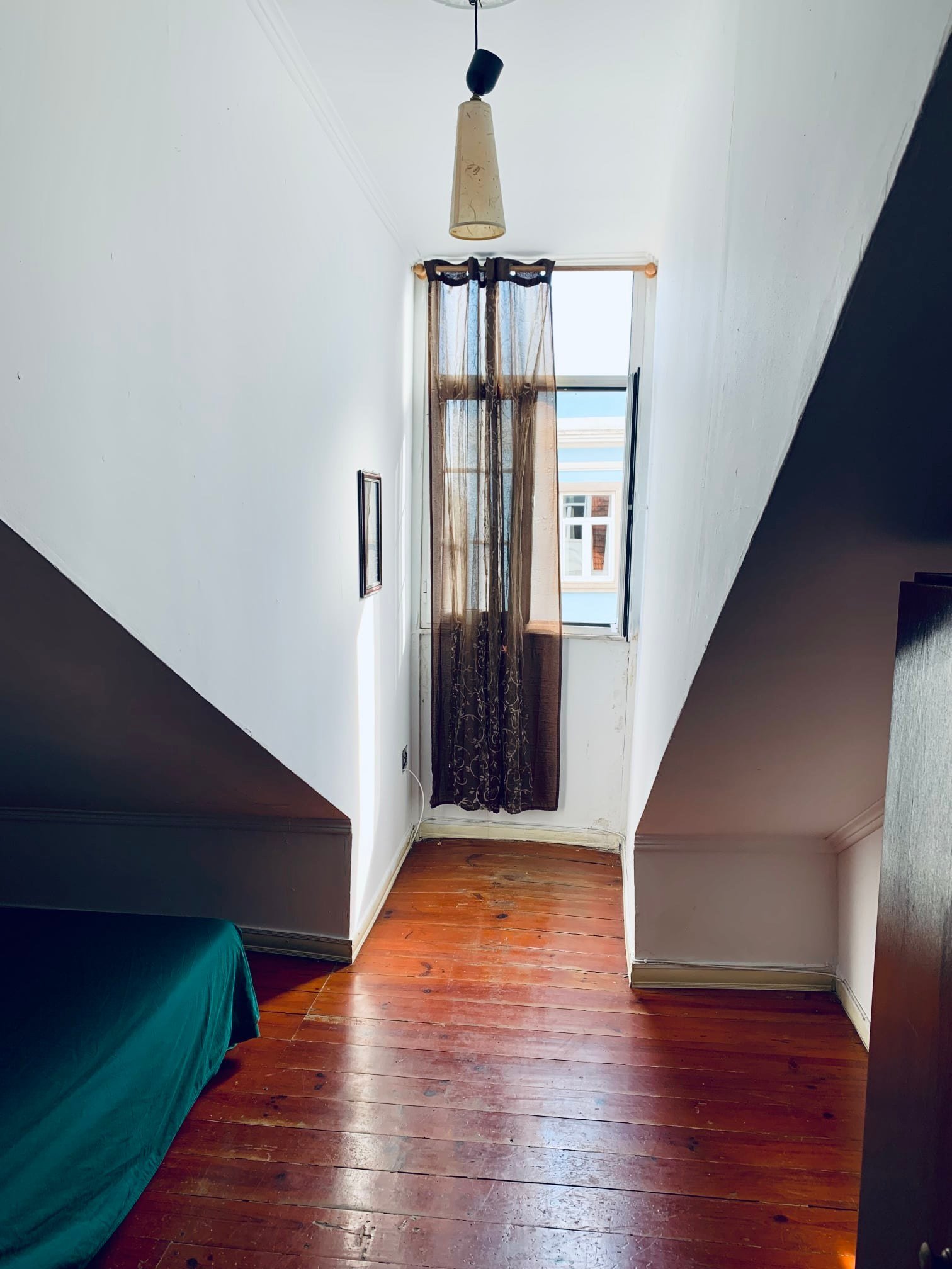 Light-Filled Double Room 1 with Desk & Natural Light — photo 3