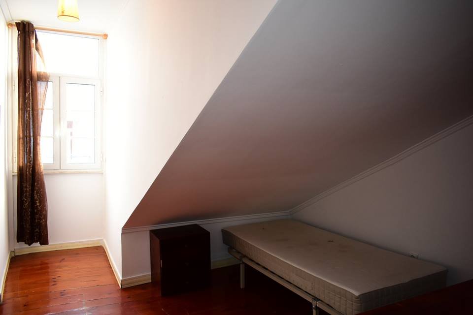 Light-Filled Double Room 1 with Desk & Natural Light — photo 32