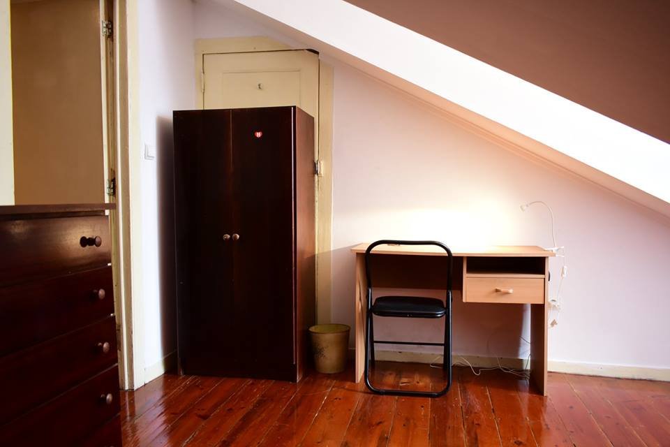Light-Filled Double Room 1 with Desk & Natural Light — photo 33