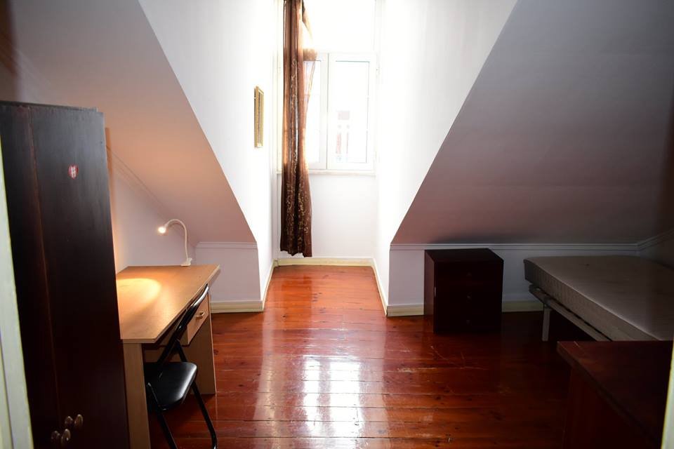 Light-Filled Double Room 1 with Desk & Natural Light — photo 34