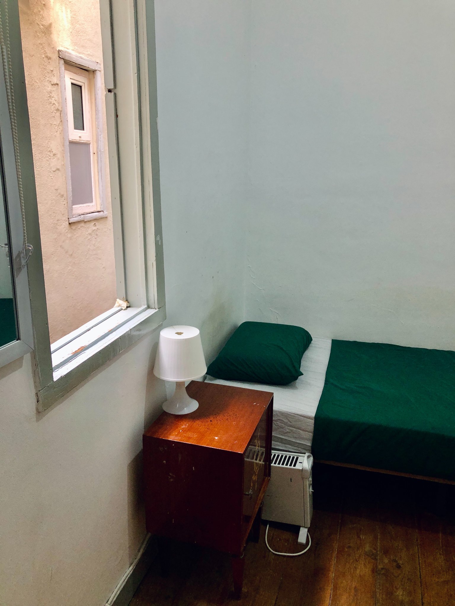 Single Room 8 with Natural Light — Saldanha 5D, São Sebastião da Pedreira
