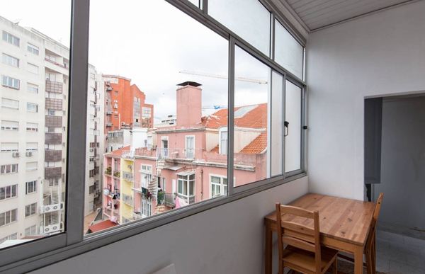 Bright Natural Light-filled Single Room 1 with Balcony View of the City — photo 10
