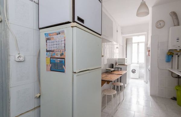 Bright Natural Light-filled Single Room 1 with Balcony View of the City — photo 12