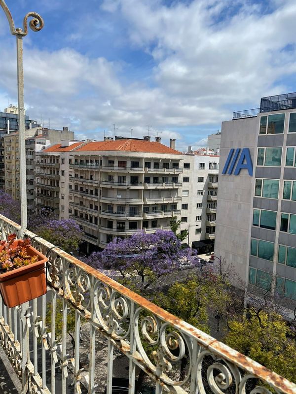 Bright Natural Light-filled Single Room 1 with Balcony View of the City — photo 24