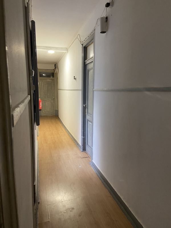 Bright Natural Light-filled Single Room 1 with Balcony View of the City — photo 6