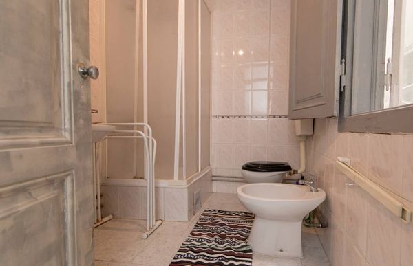 Bright Natural Light-filled Single Room 1 with Balcony View of the City — photo 8